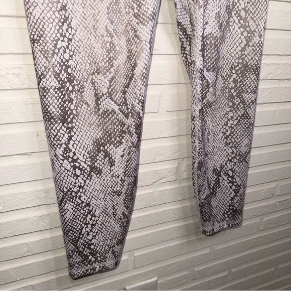 IVL Collective White Metallic Snakeskin Active Leggings, Women’s Size 10 - Picture 3 of 7